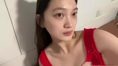 36岁少妇老师 红色长裙风韵犹存 表面光鲜亮丽 私下母狗属性