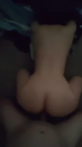 后入小个子蜜桃臀炮友，爽到十指张开